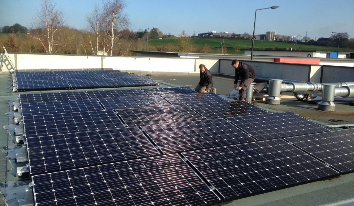 Bâtiment tertiaire de 300m² en autoconsommation solaire, d'une puissance de production de 9kWc avec panneaux inclinés - Mayenne.